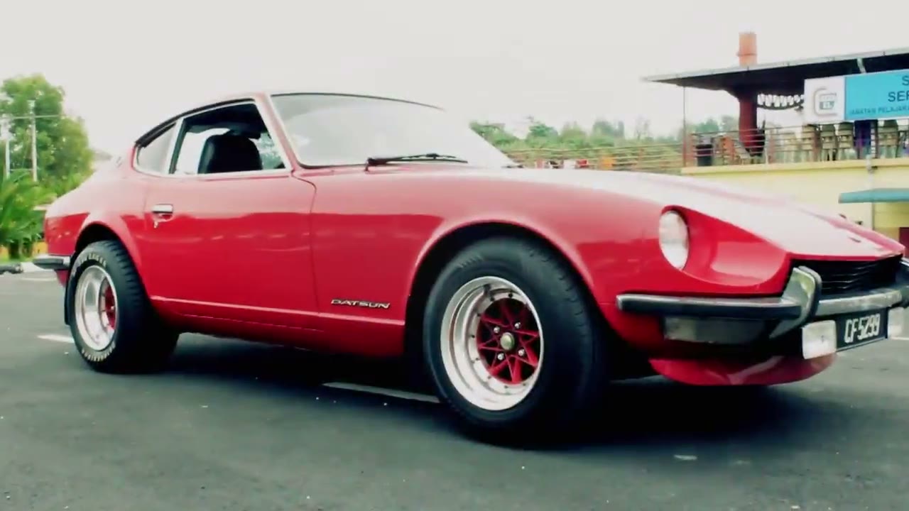 Nissan S30 — Lady in Red